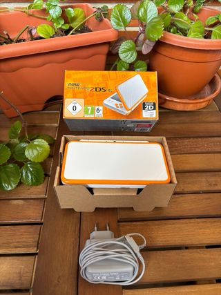 Nintendo 2DS XL con scatola e caricatore