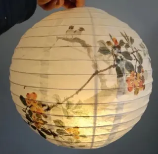 Pantalla lámpara de papel decorada con  flores