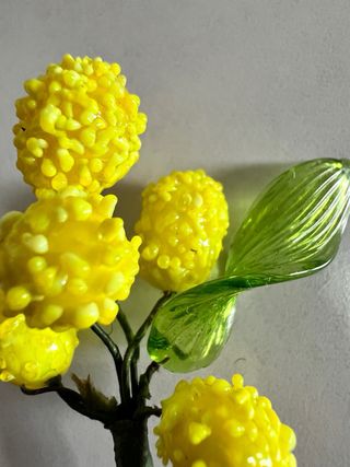 Piccola mimosa decorativa in vetro