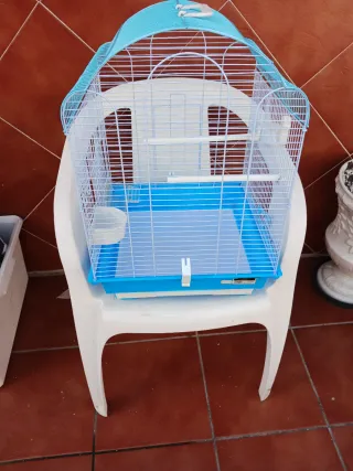 Jaula para pájaros azul y blanco
