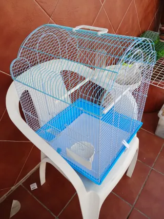 Jaula para pájaros azul y blanco
