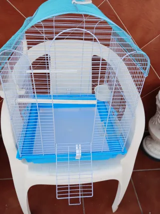Jaula para pájaros azul y blanco
