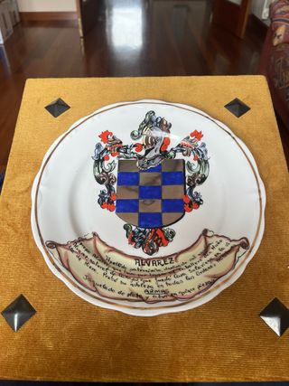 Piatto decorativo stemma familiare Alvarez