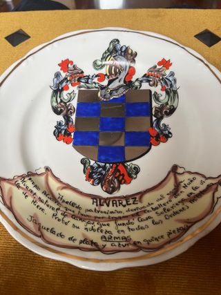 Piatto decorativo stemma familiare Alvarez