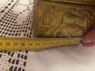 Cofre de escayola dorado con relieves