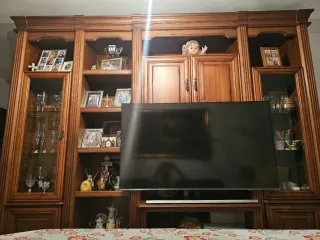 Mesa cristal y 4 sillas acrílico y dorado