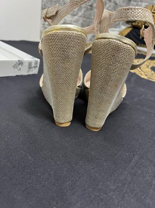 Cuñas doradas brillantes talla 40.