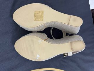 Cuñas doradas brillantes talla 40.