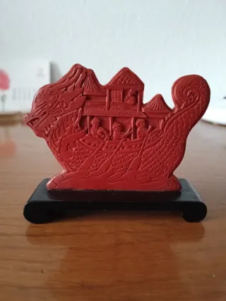 Figura china de laca de cinabrio Dragón Barco