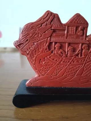 Figura china de laca de cinabrio Dragón Barco