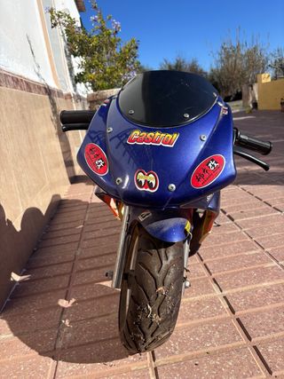 Moto infantil pequeña azul y naranja