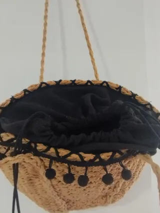 Capazo de rafia con pompones negros