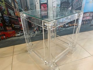 Mesa acrílica y cristal 30x32x35 cm SE HACEN ENVIO