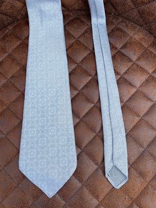 Corbata gris con diseño