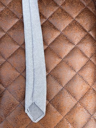 Corbata gris con diseño