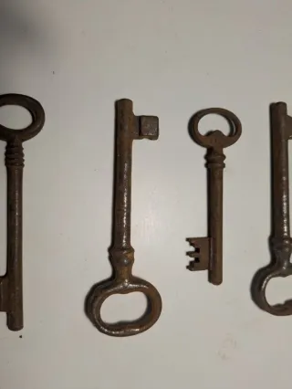 Lote 8 llaves antiguas de metal