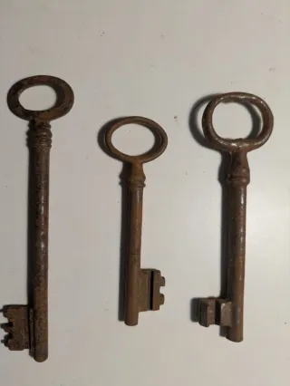 Lote 8 llaves antiguas de metal