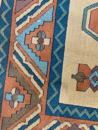 Grande tappeto beige e arancione