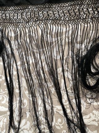Manton de Manila Negro Bordado Flores seda .