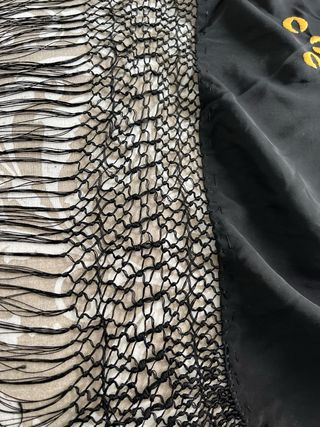 Manton de Manila Negro Bordado Flores seda .