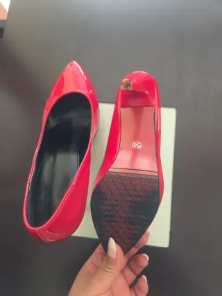 Zapatos de tacón rojos