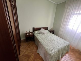 Dormitorio madera oscura