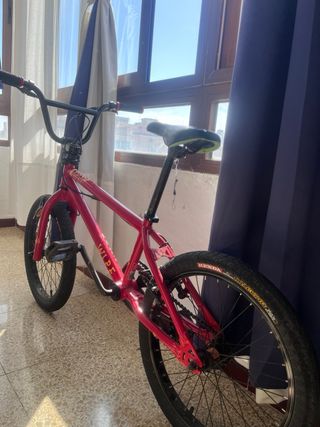 Bicicleta BMX Roja