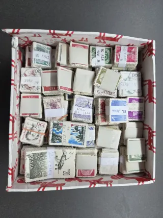 774 grammi di francobolli