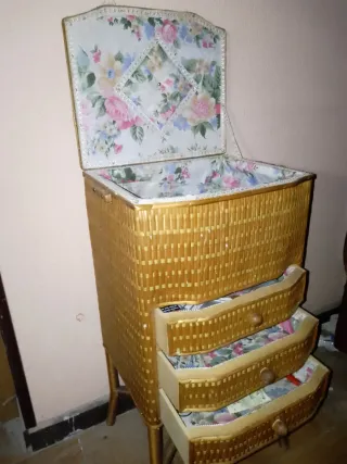 Mueble costurero mimbre floral