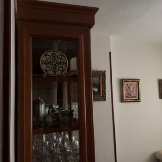 Vitrina de madera y cristal