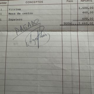 Vitrina de madera y cristal