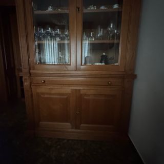 Vitrina de madera y cristal