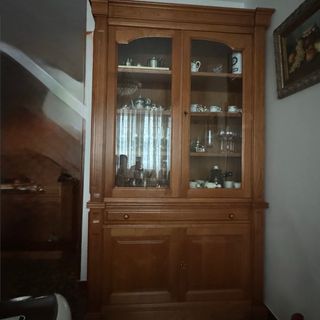 Vitrina de madera y cristal