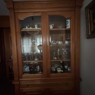 Vitrina de madera y cristal