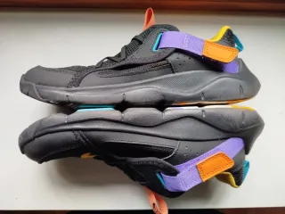 Zapatillas Vivobarefoot negras y moradas