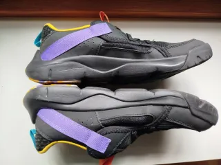 Zapatillas Vivobarefoot negras y moradas