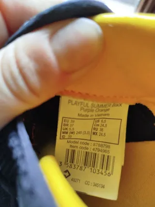 Zapatillas Vivobarefoot negras y moradas