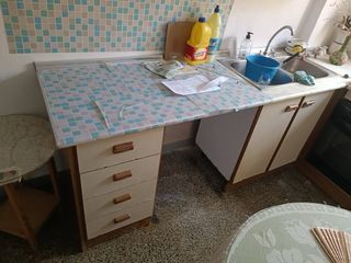 Muebles de cocina beige y multicolor