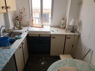 Muebles de cocina beige y multicolor