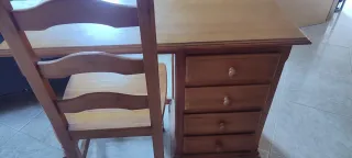 Escritorio y silla provenzal de madera