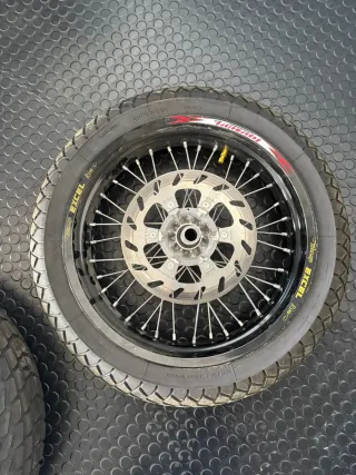 Llantas Flat Track 17" Suzuki 2016