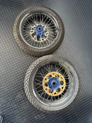 Llantas Flat Track 17" Suzuki 2016