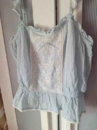 Top celeste con encaje Talla XL es completa