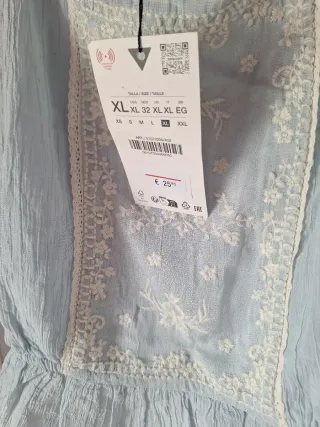 Top celeste con encaje Talla XL es completa