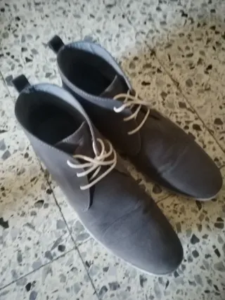 Botas grises con cordones