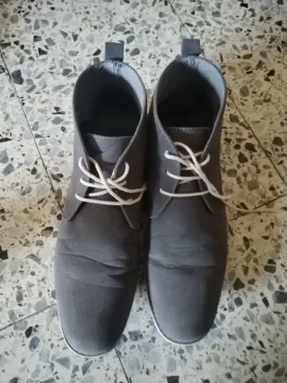Botas grises con cordones