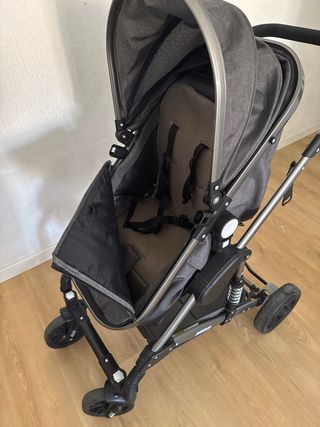 Carrito de bebé gris