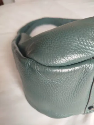 Bolso de piel verde y marrón