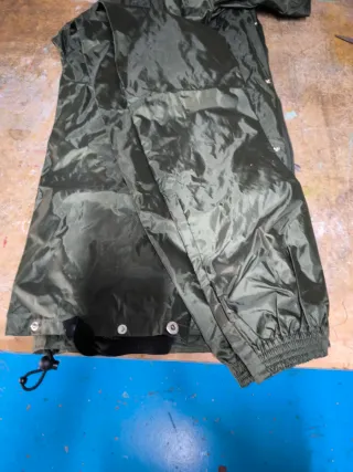 Traje de lluvia caqui