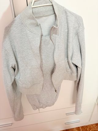 Chándal gris deportivo